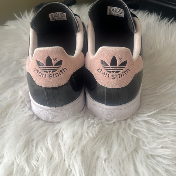 Stan Smith Adidas - Stylish Black Patent Leather and Pink Women's Sneakers - Picture 2 of 6